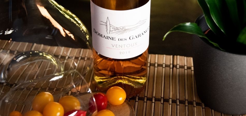 Domaine des Garances. Vin rosé du Ventoux 2019. Avec bouteille de vin, carafe, verre à vin. Très bon vin à découvrir chez votre caviste
