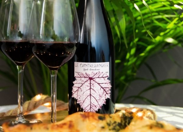 Vin rouge Domaine Le contrebandier. À table avec verre à pied. Très bon vin de l'AOC Ventoux 2019